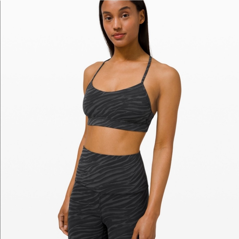Lululemon Women's Athletica Flow Y Bra, Top, size 6. Sports Bra.